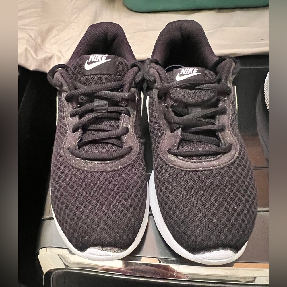 EUC Womens Tanjun Nikes